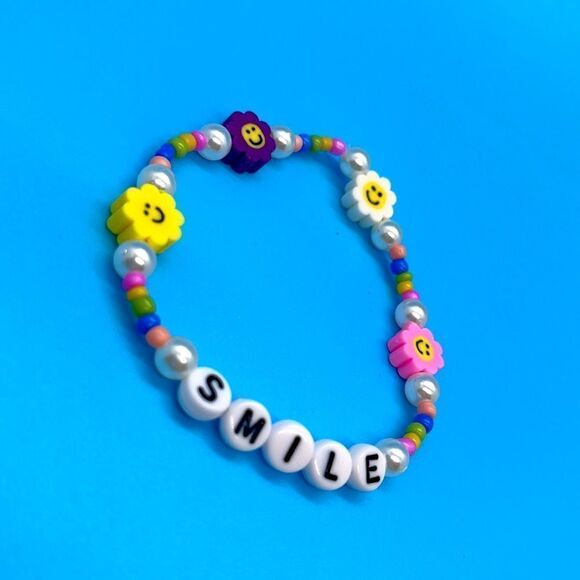 NWT Y2K Bracelets “Smile” Stretchy Beaded Bracelet - Picture 2 of 3